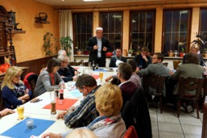 Landtagsabgeordneter Thomas Wansch (stehend) berichtet auf der Mitgliederversammlung des SPD-Ortsvereins Otterberg von seiner politischen Arbeit im Landtag