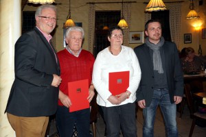 Thomas Wansch (MdL) (rechts) und SPD-Ortsvereinsvorsitzender Christian Brand (links) während der Ehrung der Parteimitglieder Karl Lutz und Ute Cherdron